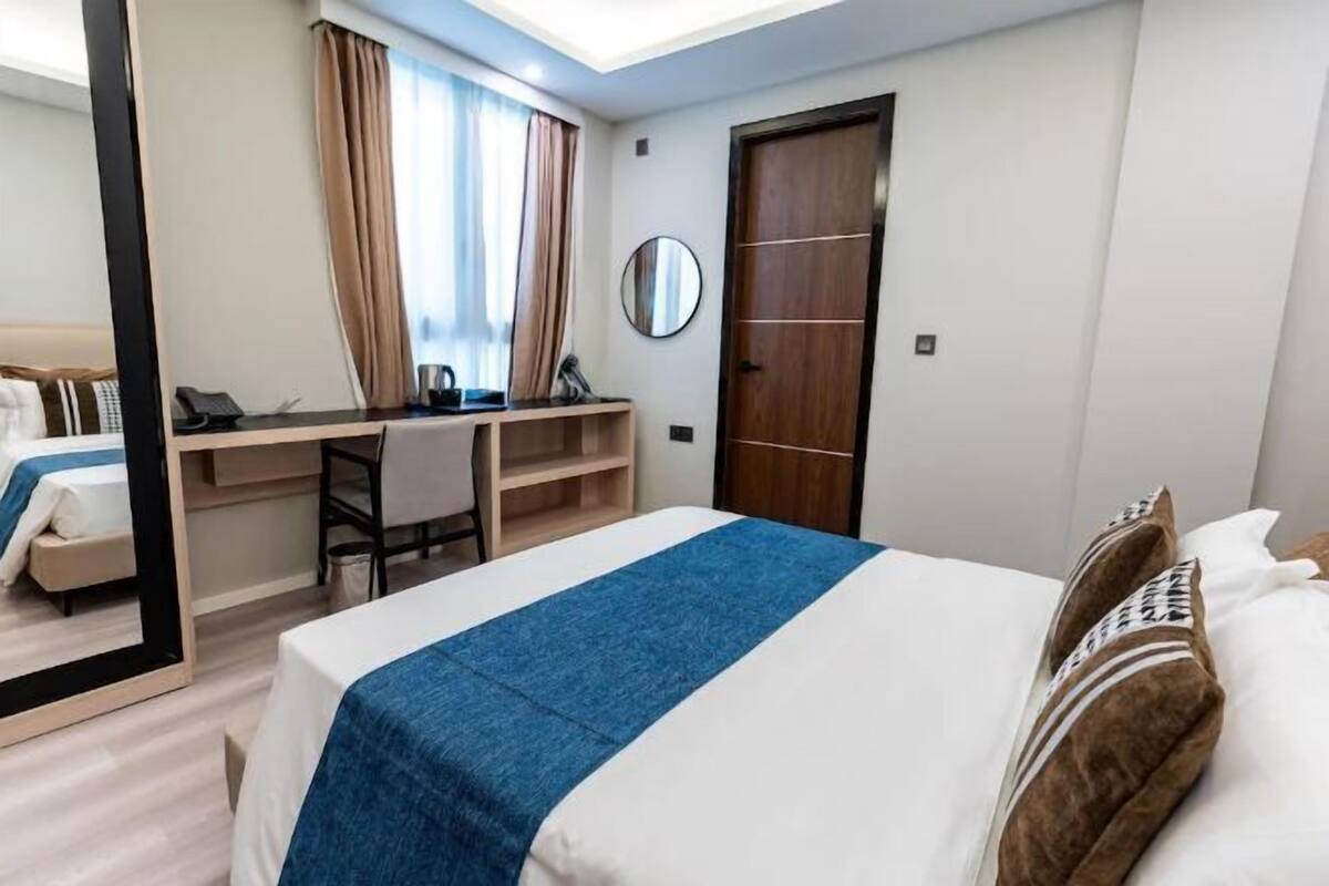 Minibar, coffres-forts dans les chambres, décoration personnalisée