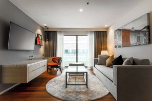 Premium bedding, minibar, in-room safe, individually decorated - Radisson RED Phuket Patong Beach (Patong)