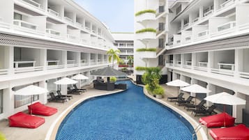 室外游泳池,免费小屋,日光浴躺椅
