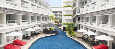 Piscina externa, barracas de cortesia, espreguiçadeiras