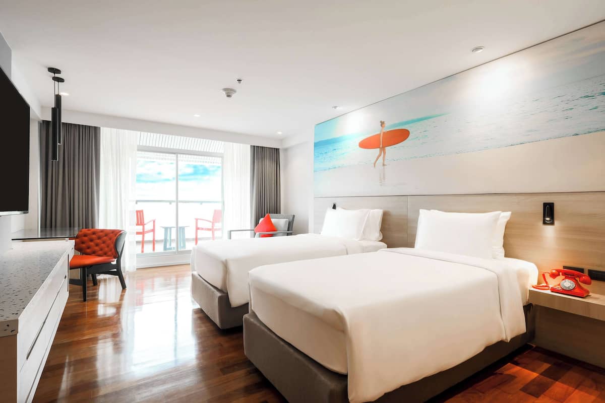 Roupas de cama premium, frigobar, cofres nos quartos