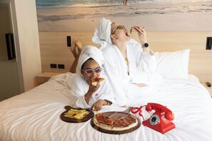 Premium bedding, minibar, in-room safe, individually decorated - Radisson RED Phuket Patong Beach (Patong)