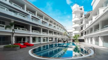 Piscine extérieure, cabanons gratuits, chaises longues