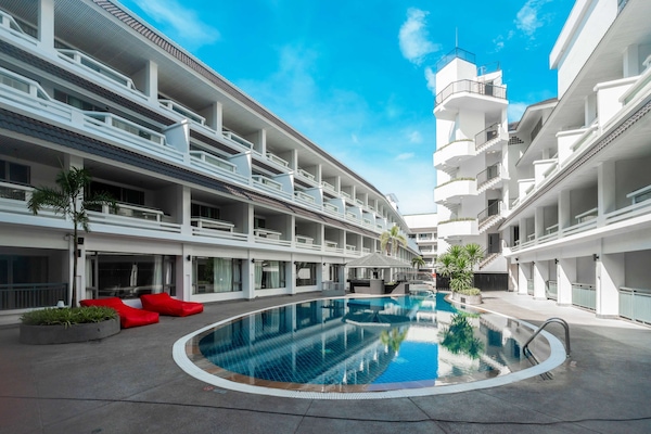 Outdoor pool, free cabanas, sun loungers