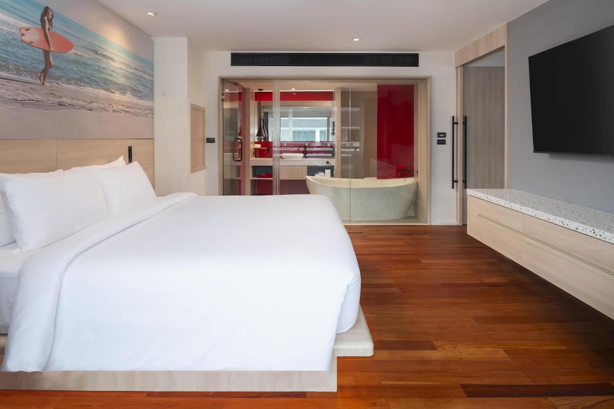 Roupas de cama premium, frigobar, cofres nos quartos