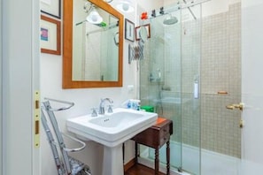 Shower, jetted tub, eco-friendly toiletries, hair dryer