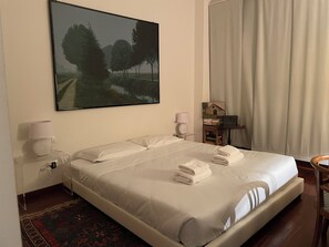 2 bedrooms, in-room safe, desk, iron/ironing board