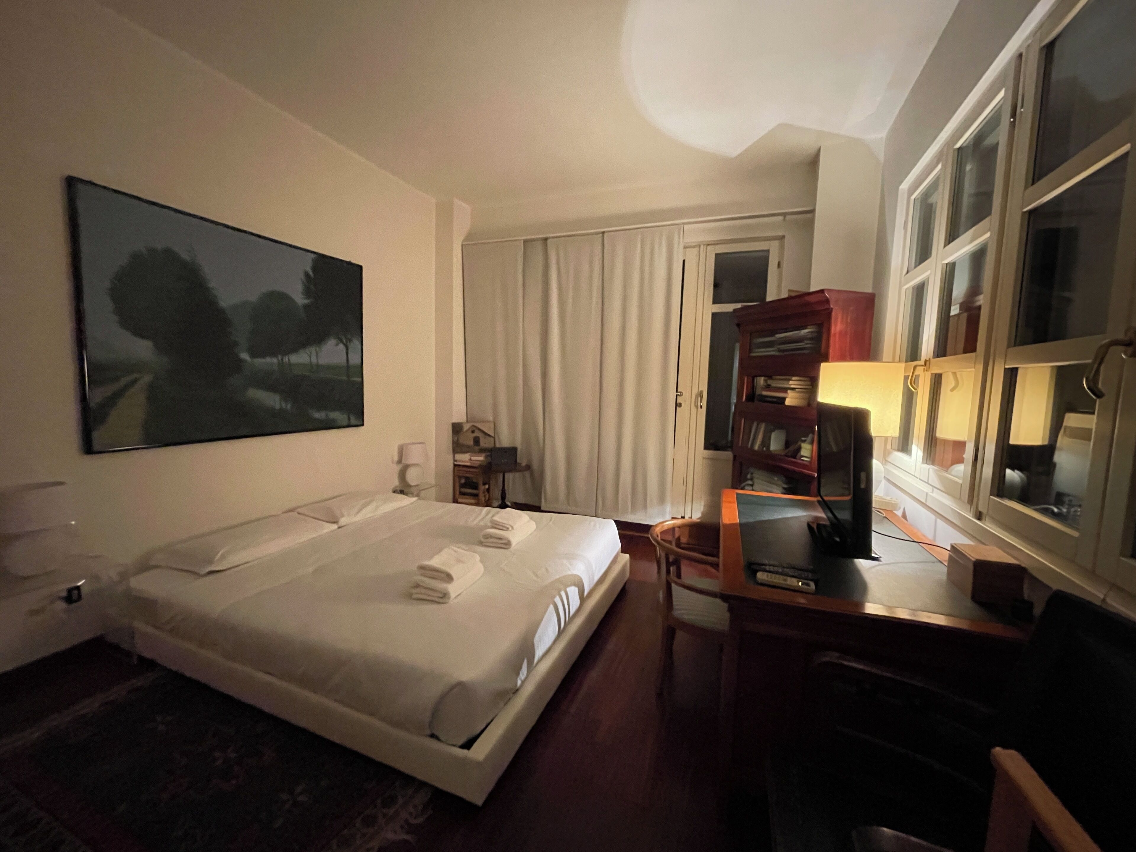 2 bedrooms, in-room safe, desk, iron/ironing board