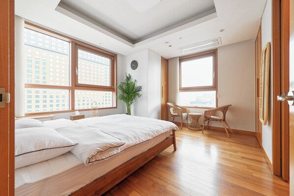 3 bedrooms, iron/ironing board, WiFi, bed sheets