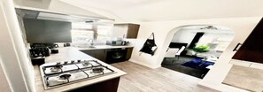 House | Private kitchen - Home in the Heart of Watford (Watford)