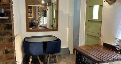 Quaint High Street Cottage in Northampton