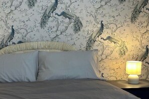2 bedrooms, free WiFi, bed sheets - Quaint High Street Cottage in Northampton (Northampton)