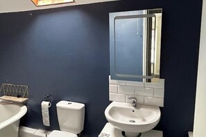 Ferienhaus | Badezimmer | Duschwanne, Komfortbadewanne, Handtücher