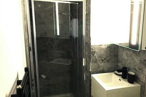 Appartement | Badkamer | Een douche, handdoeken, toiletpapier