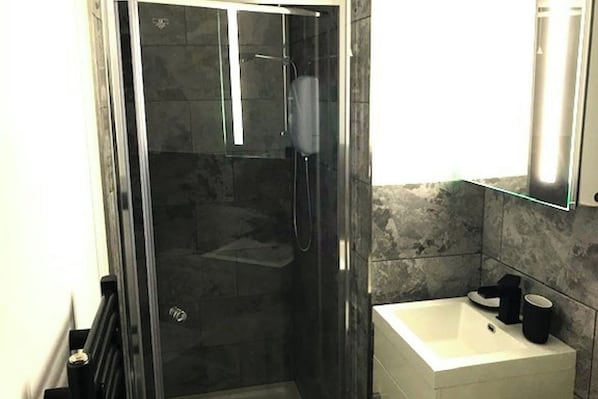 Apartment | Bathroom | Shower, towels, toilet paper