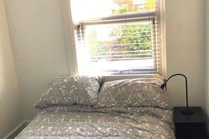 Apartment | 1 bedroom, iron/ironing board, free WiFi, bed sheets - Cozy Quiet City Escape - Northampton Apartment (Northampton)