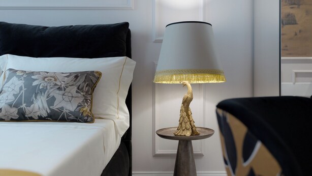 A bed with a floral pillow, a lamp with a textured base, and a chair with a patterned cushion. - SUITE CLARICE & LUCREZIA Le 5 Lampade Florence (Firenze)