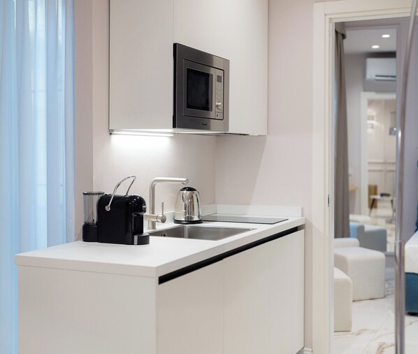 Geladeira, micro-ondas, cooktop, lava-louças