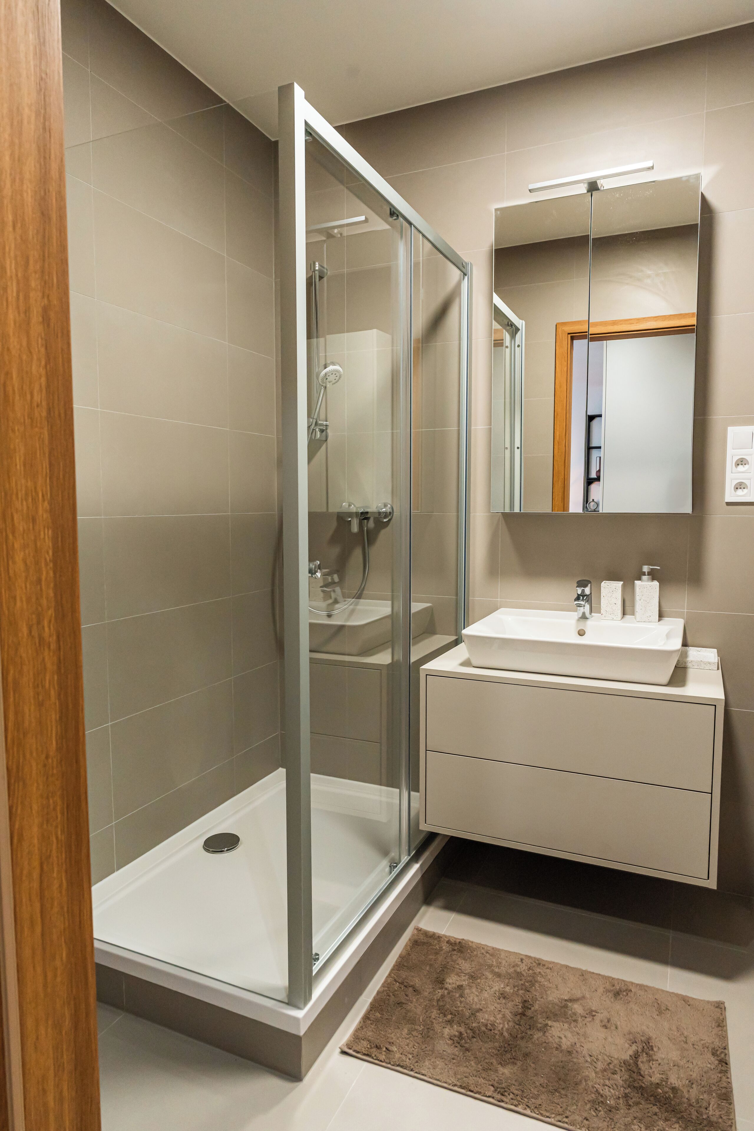 Doccia, asciugacapelli, asciugamani, sapone