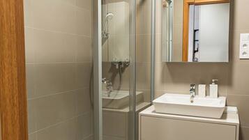 Ducha, secador de pelo, toallas y jabón