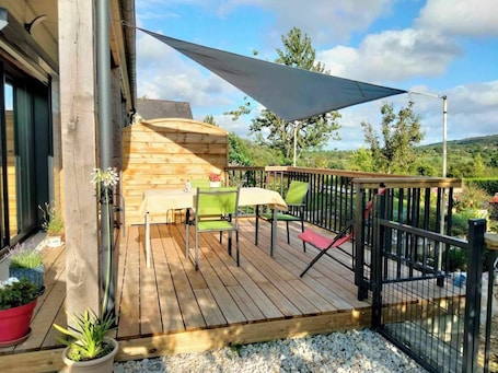 Outdoor dining. Le Lit'R, Rest in the countryside
