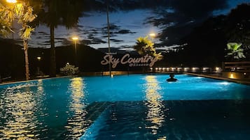 10 outdoor pools