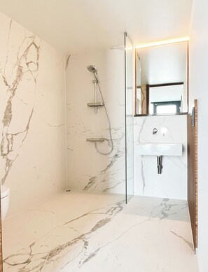 標準單人房 | 浴室 | 淋浴設備、環保盥洗用品、吹風機、毛巾