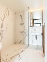 Habitación individual estándar | Baño | Ducha, artículos de higiene personal ecológicos y secador de pelo