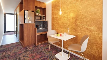 Habitación Confort doble | Servicio de comidas en la habitación