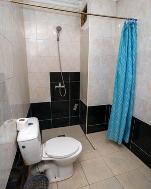 Eenpersoonskamer | Badkamer | Een douche, handdoeken, zeep, toiletpapier