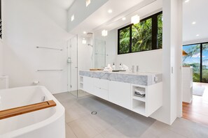 Dusche, Haartrockner, Handtücher