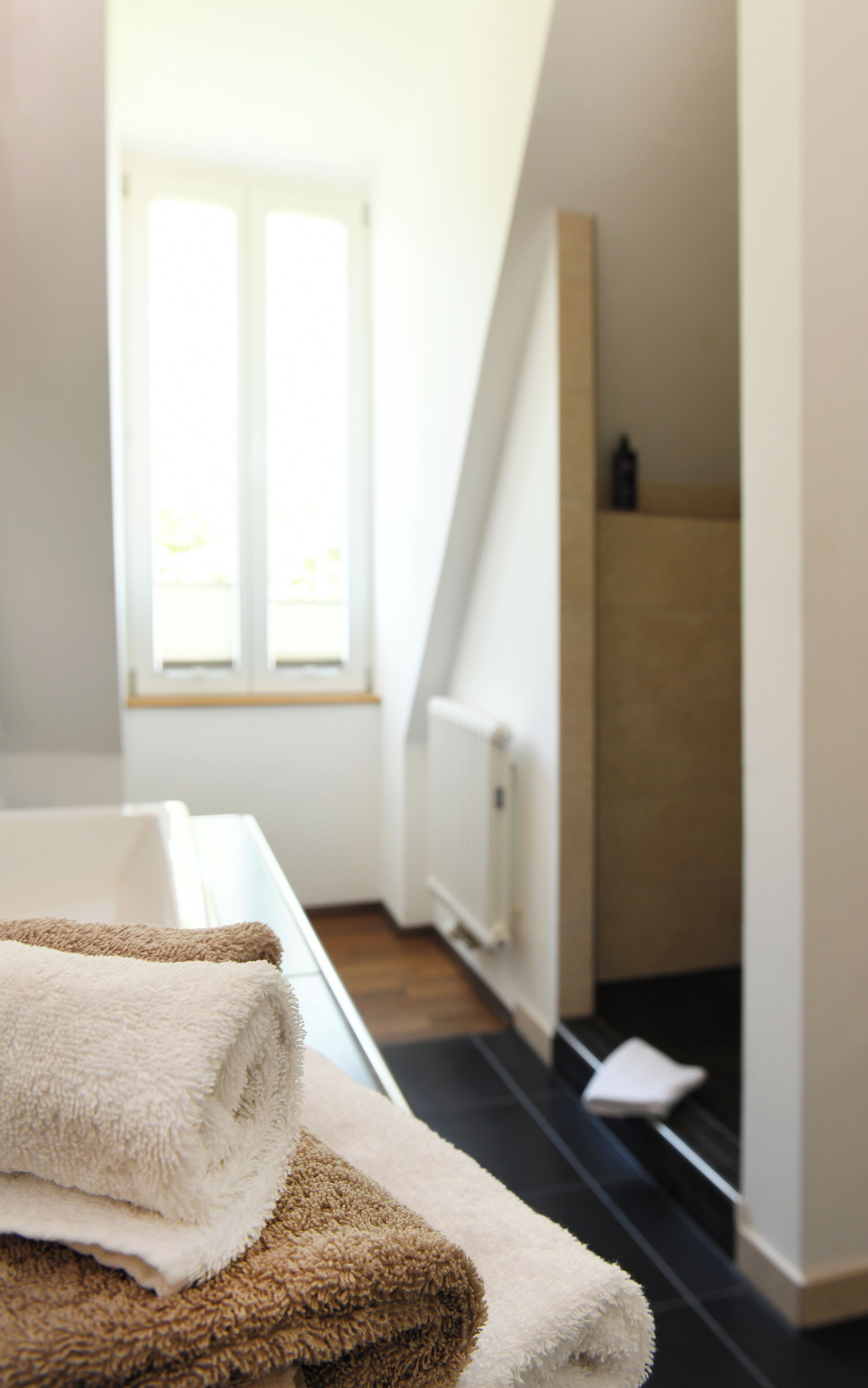 Tweepersoonskamer, uitzicht op tuin | Badkamer