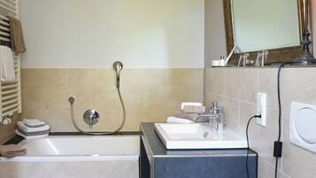 Kamar Double, pemandangan kebun | Kamar mandi