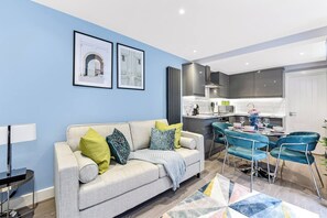Living area - Tranquility in Bloom: Refreshing 2BR Apartment (London)