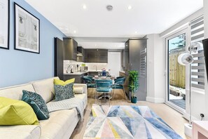 Living area - Tranquility in Bloom: Refreshing 2BR Apartment (London)