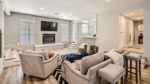 Smart TV, offices - Spacious Villa 20 min to Strip & Airport!  Private Pool and amenities for all ages! (Las Vegas)