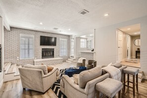 Smart TV, offices - Holiday haven! 20 min to Strip & Airport!  Private Pool and amenities for all ages! (Las Vegas)