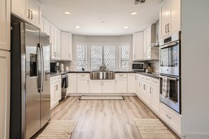 Refrigerador, microondas, horno, placa de cocina