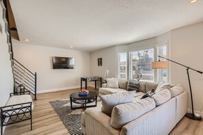 Smart TV, offices - Holiday haven! 20 min to Strip & Airport!  Private Pool and amenities for all ages! (Las Vegas)