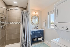 Articles de toilette écologiques, séchoir à cheveux, serviettes fournies