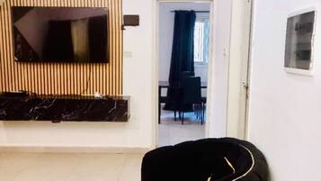 Villa, 4 habitaciones, para fumadores, balcón | Área de sala de estar