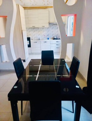 Villa, 3 habitaciones, para fumadores, balcón | Restaurantes