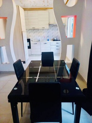 Villa, 3 habitaciones, fumadores, balcón | Restauración