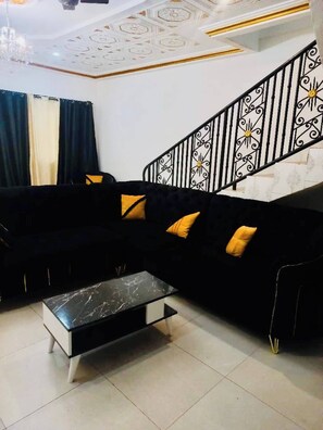 Villa, 3 Bedrooms, Smoking, Balcony | Living area