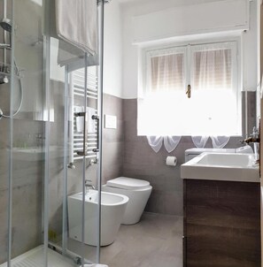 Apartment, 2 Bedrooms, Smoking, Balcony | Bathroom