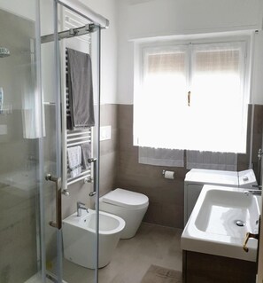 Apartment, 2 Bedrooms, Smoking, Balcony | Bathroom