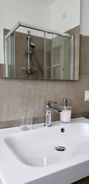 Apartment, 2 Bedrooms, Smoking, Balcony | Bathroom - La Turr de Mezz- Bellagio LCA (Bellagio)