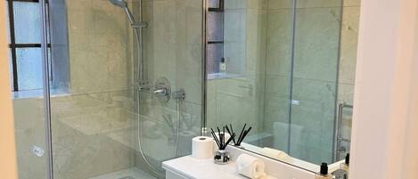 Dusche, Haartrockner, Handtücher, Seife