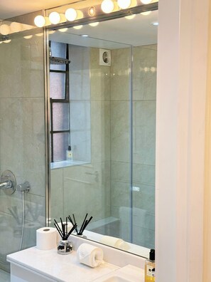 シャワー、ヘアドライヤー、タオル、石鹸