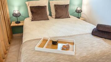 Tabla de planchar con plancha, wifi, ropa de cama